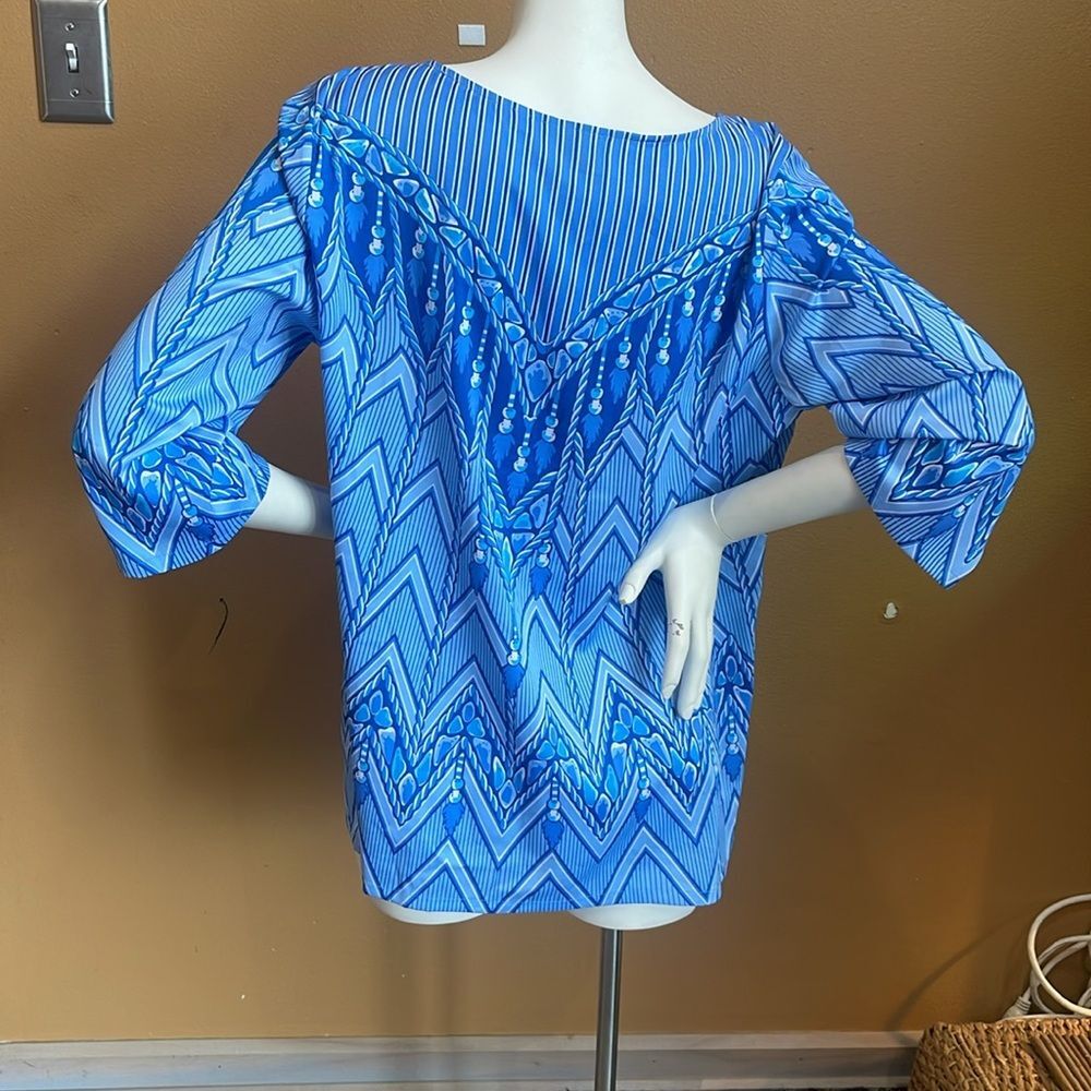 Bob Mackie light blue and white patterned short-sleeved blouse. Size L - Picture 4 of 11